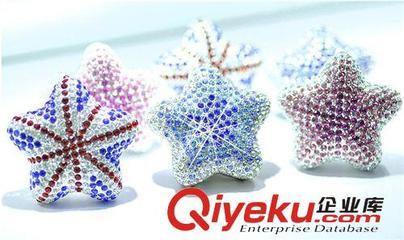 DAD鑲鉆五角星風口香水 鑲鉆五角星汽車飾品 水晶鉆海星風口香膏-饒平縣海山路士達汽車裝飾用品經營部提供DAD鑲鉆五角星風口香水 鑲鉆五角星汽車飾品 水晶鉆海星風口香膏的相關介紹、產品、服務、圖片、價格饒平縣海山路士達汽車裝飾用品經營部、汽車防爆膜;汽車改裝件;LED燈;汽車飾品;汽車香水;車載小電器;車衣